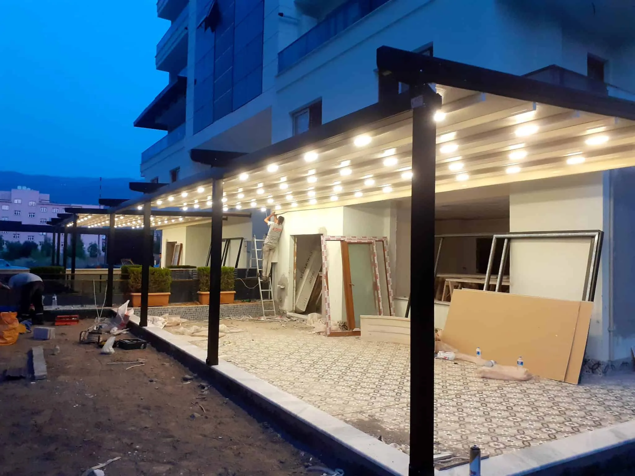 Gece aydınlatması açık pergola sistemi ve taşıyıcı profiller