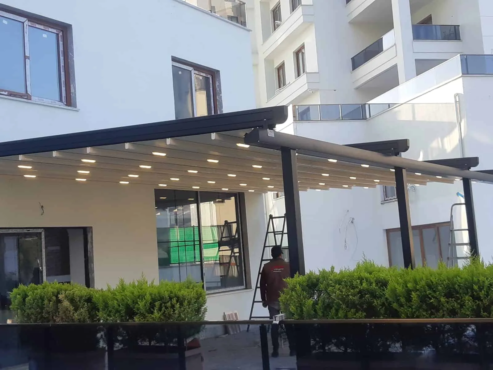 Alüminyum Pergola mı, Ahşap Pergola mı? Malzeme Kararı